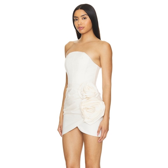 Elegant White Strapless Dress - Picture 3 of 10